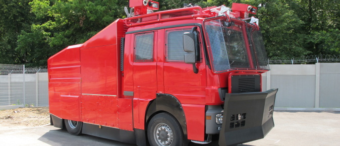 Protidemonstrační automobil - Mercedes-Benz Actros 4x4